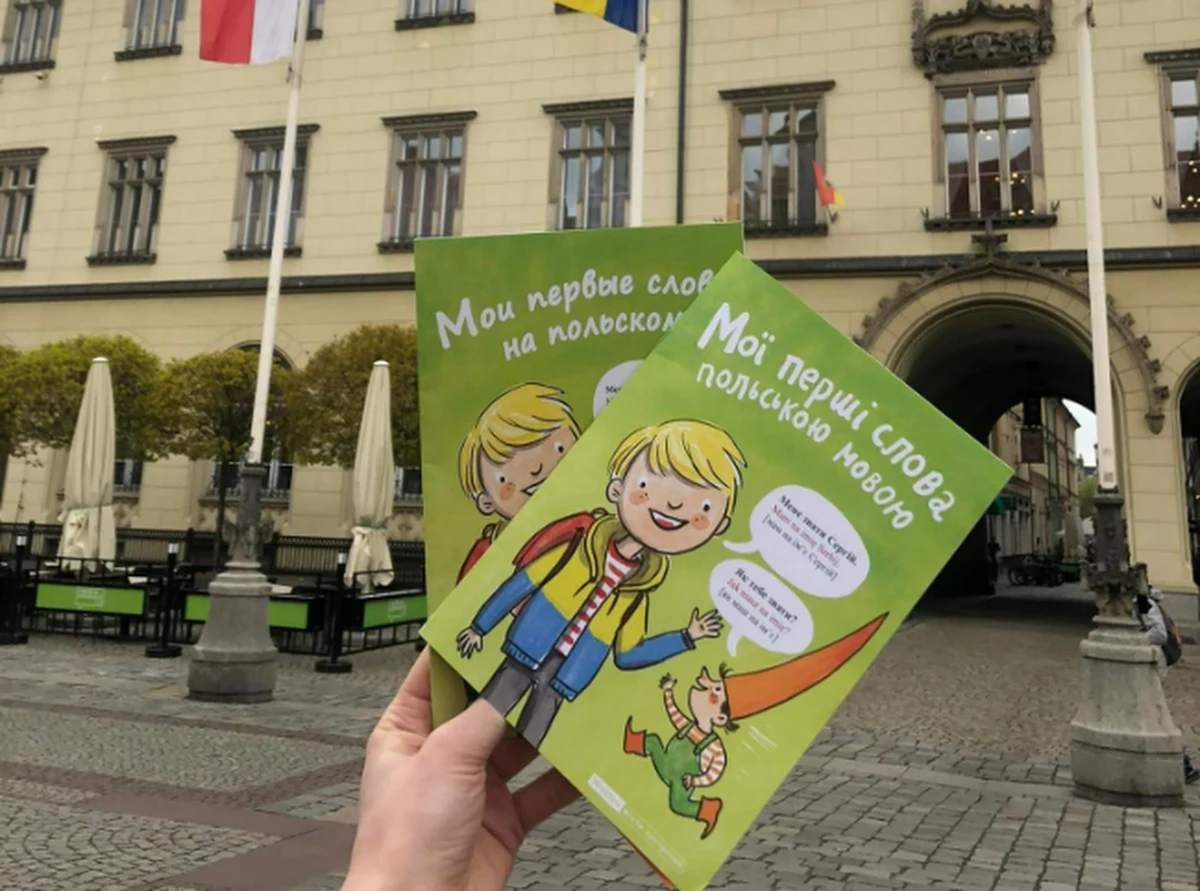 Moje pierwsze słowa po polsku - tak zatytułowany słowniczek dla dzieci z Ukrainy wydał Wydział Promocji Miasta i Turystyki Urzędu Miejskiego Wrocławia. W książeczce są podstawowe zwroty. Dziecko dowie się, jak się przedstawić, jak przywitać, jak poprosić o pomoc.

