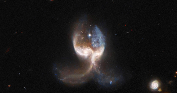 NASA i ESA zaprezentowały zdjęcie zderzających się galaktyk, które mają kształt przypominający skrzydła anioła. To efekt obserwacji zestawu wybranych obiektów z projektu nauki społecznościowej Galaxy Zoo.