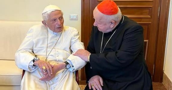 Emerytowany papież Benedykt XVI spotkał się dziś z wieloletnim sekretarzem swojego poprzednika Jana Pawła II - kardynałem Stanisławem Dziwiszem. Zdjęcia z tego spotkania opublikowała Archidiecezja Krakowska. 