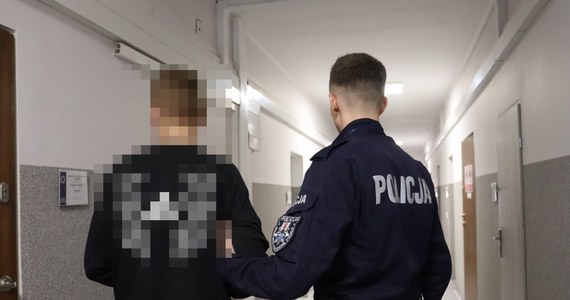 ​Wyważył drzwi, zdemolował mieszkanie, zabrał telefon kobiecie, groził i zabarykadował się przed policją - to lista przestępstw, których dopuścił się 31-letni mieszkaniec powiatu kłodzkiego. W dodatku wobec swojej byłej partnerki, do której zbliżania się 31-latkowi zakazał prokurator.