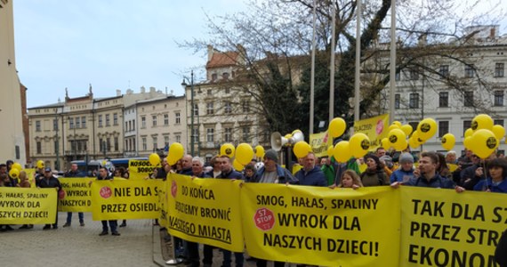 Ponad 200 osób ze Swoszowic i okolicznych gmin protestowało przed Urzędem Miasta Krakowa przeciwko proponowanym wariantom budowy drogi ekspersowej S7 pomiędzy Krakowem a Myślenicami. Zdaniem mieszkańców ich realizacja będzie się wiązać z wyburzeniami wielu domów i zniszczy cenne przyrodniczo tereny.

