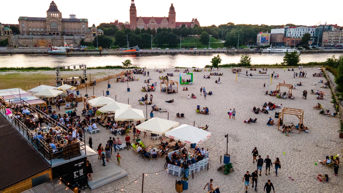 Plaża na Wyspie Grodzkiej otwiera się w majówkę. Od najbliższej soboty w Szczecinie znów zacznie działać Miejska Strefa Letnia. Będą koncerty, leżaki na piasku i bar plażowy.