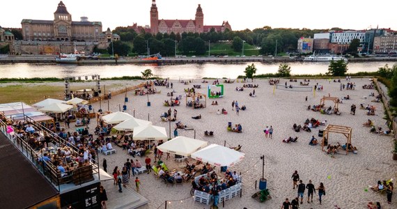 Plaża na Wyspie Grodzkiej otwiera się w majówkę. Od najbliższej soboty w Szczecinie znów zacznie działać Miejska Strefa Letnia. Będą koncerty, leżaki na piasku i bar plażowy.
