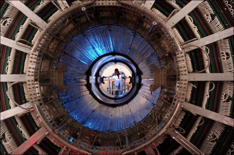 Wielki Zderzacz Hadronów (LHC) przez trzy lata był ulepszany. Uruchomiono go ponownie w piątek. Trzy dni po uruchomieniu pobił rekord energii zderzeń.
