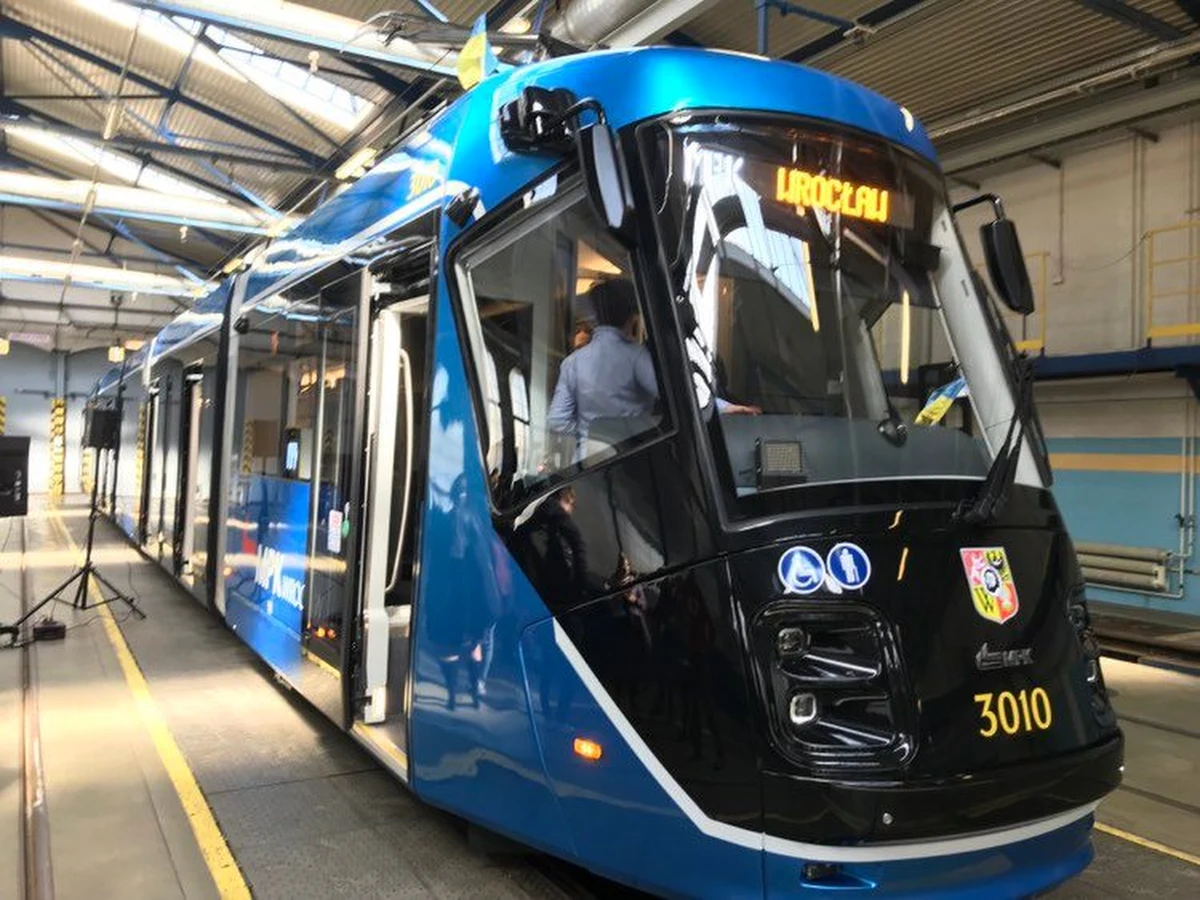 We Wrocławiu Ukraińcy roczpoczęli dziś szkolenie na kierowcę autobusu i motorniczego. Przewoźnik - chcąc ułatwić im pracę - zainstalował na pulpitach tramwajów, panele w języku ukraińskim.