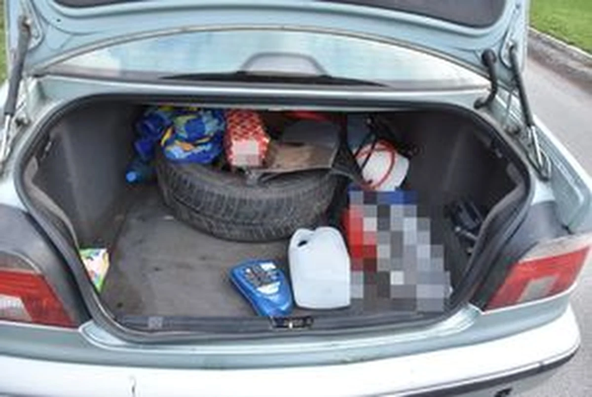 Policjanci z Chełma zatrzymali młodą kobietę i dwóch mężczyzn, którzy pozbawili wolności 12-latka. Siłą wepchnęli chłopca do bagażnika samochodu i jeździli po jednym z osiedli. Wypuszczając go zagrozili pobiciem, jeśli komukolwiek powie, co się stało.

