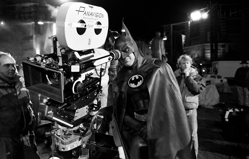 Zobaczyć, jak Michael Keaton po trzydziestu latach wciela się w rolę Batmana w filmie "The Flash" - oto na co najbardziej czekają fani komiksowych filmów. Szczęśliwcy mieli już okazję obejrzeć pierwsze migawki z tej produkcji. Zostały one pokazane w trakcie trwającego w Las Vegas CinemaConu. Reakcje nie pozostawiają złudzeń - "The Flash" to będzie wielkie wydarzenie.