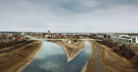 Dwa mosty o długości 165 metrów długości nad Wartą i 117 metrów nad Cybiną mają powstać w Poznaniu. Właśnie ogłoszono przetarg na ich budowę.