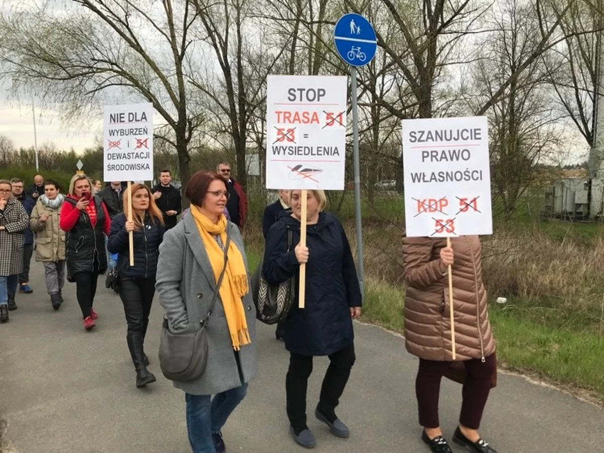 Przy rondzie w podwrocławskich Łanach zorganizowano we wtorkowe popołudnie protest. Zebrali się tam okoliczni mieszkańcy. Sprzeciwają się wariantom budowy Kolei Dużych Prędkości, które przebiegają przez ich gminę.