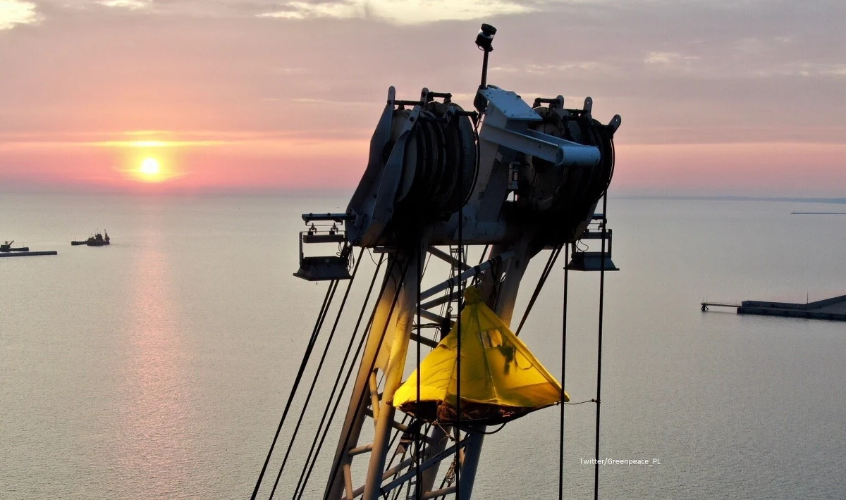 28 działaczy organizacji Greenpeace, oskarżonych w związku z blokadą rozładunku węgla w porcie w Gdańsku w 2019 roku uniewinnionych. Wyrok w tej sprawie wydał dziś gdański sąd. Aktywiści oskarżeni byli o naruszenie miru domowego w związku z wtargnięciem na teren portu bez zgody jego zarządcy i uniemożliwienie pracy portowych dźwigów.  