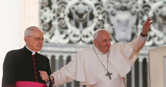 Franciszek w ostatnich tygodniach ma coraz większe problemy z chodzeniem z powodu bólu kolana. W Watykanie pojawiają się nieoficjalne informacje mówiące o tym, że w najbliższym czasie papież ma przejść kolejną operację.