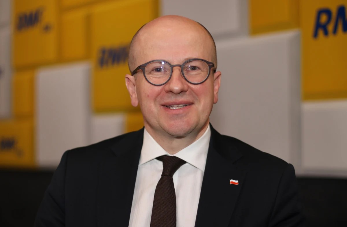 "Trwa dyskusja między różnymi propozycjami dotyczącymi zmian w ustawie o Sądzie Najwyższym. PiS stoi na stanowisku następującym: szukamy kompromisu z Unią Europejską" - mówił w Rozmowie w południe w RMF FM poseł Prawa i Sprawiedliwości Bartłomiej Wróblewski. "Uważamy, że różne racje merytoryczne w czasie tych prac mogą wybrzmiewać - z jednej strony uwagi zgłaszane przez Solidarną Polskę, z drugiej strony przez opozycję. Trzeba szukać kompromisu. Każdy musi trochę zrezygnować ze swoich postulatów" - dodał. 