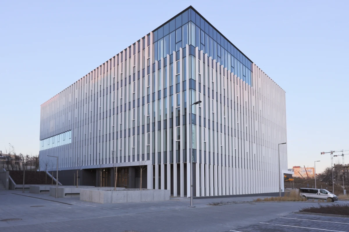 ​Był XIX jest XXI wiek i to bez przesady. Wydział Pedagogiki Uniwersytetu Marii Curie Skłodowskiej przeprowadził się ze starej zabytkowej kamienicy w śródmieściu, to supernowoczesnego obiektu w nowym Campusie zachodnim uniwersytetu. Zamiast ciasnoty i wiatru są światło i przestrzeń.