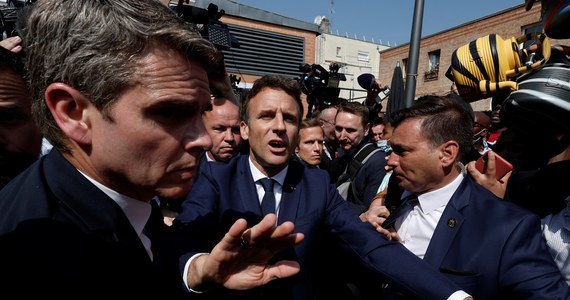 Prezydent Francji Emmanuel Macron w czasie wizyty na targu w Cergy pod Paryżem został obrzucony pomidorami. Jego ochroniarze użyli parasola, żeby uchronić go przed atakiem.