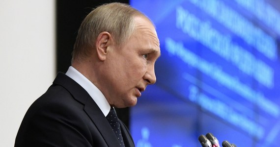 ​"Reakcja na próby ingerencji zewnętrznej w Ukrainie będzie błyskawiczna. Jesteśmy gotowi na każdy rozwój wydarzeń" - powiedział prezydent Rosji Władimir Putin na spotkaniu z członkami Rady Ustawodawców w Petersburgu.
