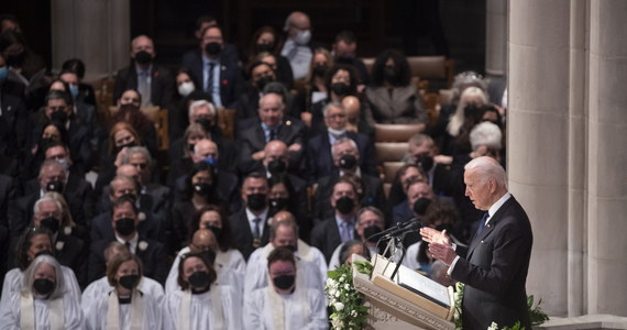 "Oddajemy dziś hołd prawdziwie dumnej Amerykance, która sprawiła, że my wszyscy jesteśmy bardziej dumni z tego, że jesteśmy Amerykanami" - mówił prezydent USA Joe Biden podczas uroczystości pogrzebowych byłej sekretarz stanu Madeleine Albright w Waszyngtonie.