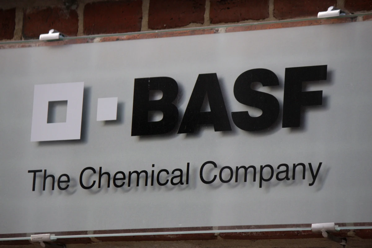 BASF zamyka działalność w Rosji i na Białorusi, z wyjątkiem działalności wspierającej produkcję żywności - poinformowało w środę biuro prasowe firmy. Niemiecki BASF to - według Financial Times - największy koncern chemiczny na świecie.