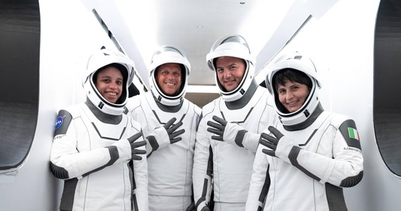 Kapsuła Crew Dragon prywatnej firmy SpaceX z czterema astronautami na pokładzie przycumowała do Międzynarodowej Stacji Kosmicznej (ISS) po 16 godzinach od startu - poinformowała agencja NASA. Podczas startu obecny był Harrison Schmitt, członek ostatniej misji księżycowej programu Apollo.