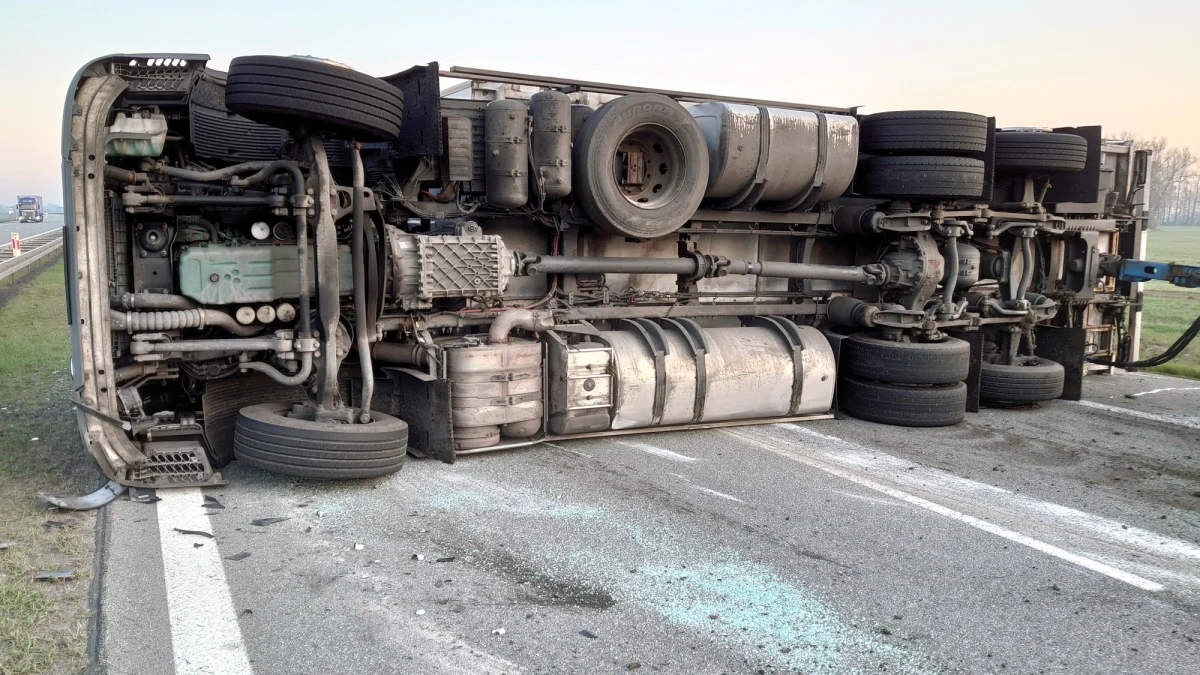 Od 6 do 14 trwała blokada autostrady A2 w kierunku Poznania, między węzłami Modła i Sługocin, w okolicach Konina. Na wysokości Osieczy Pierwszej jezdnię blokowała przewrócona ciężarówka.