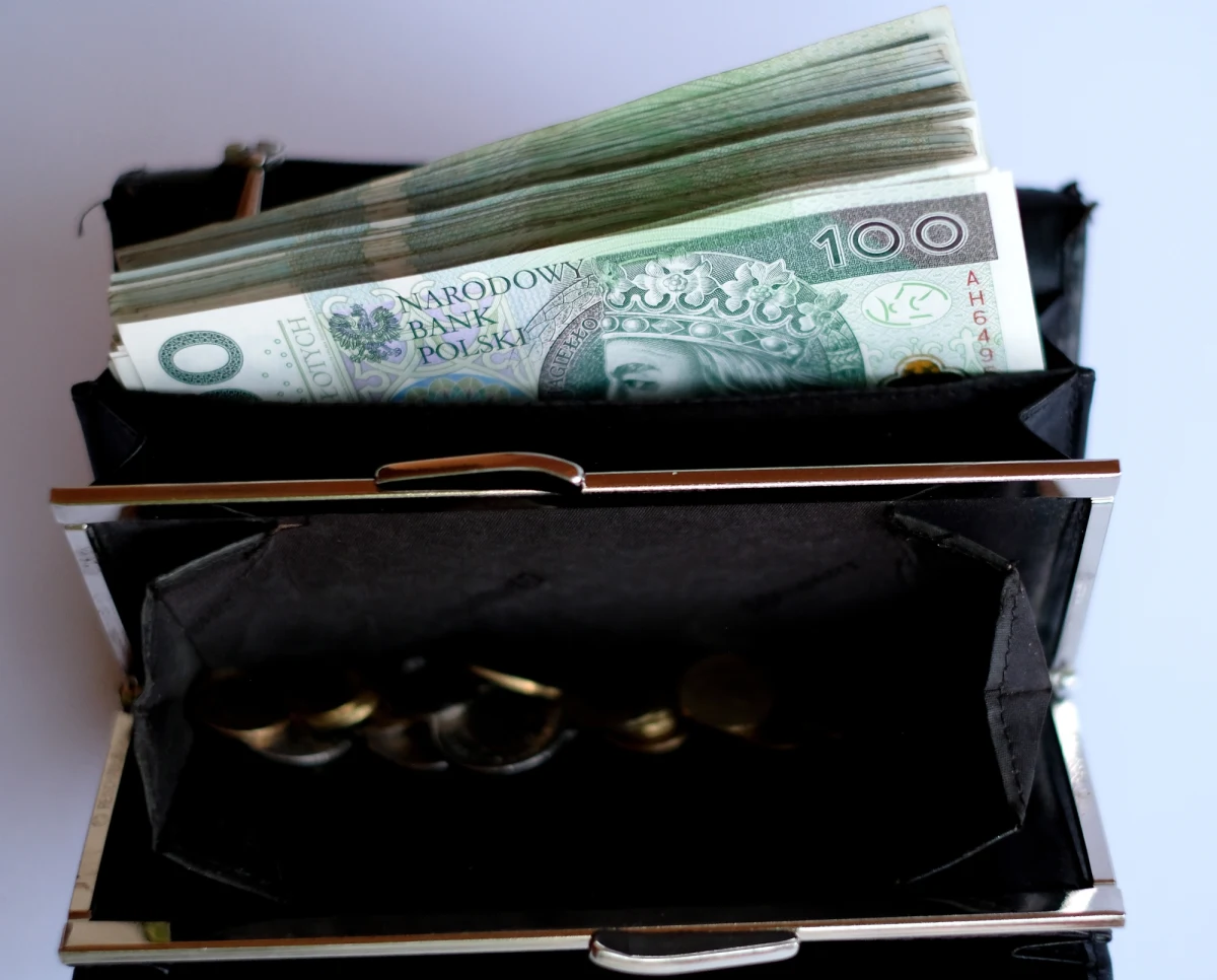 Wszystko wskazuje na to, że przyszłoroczne najniższe wynagrodzenie będzie wynosiło co najmniej 3 416,30 zł, czyli o 406,30 zł więcej niż teraz - wylicza czwartkowy "Dziennik Gazeta Prawna".