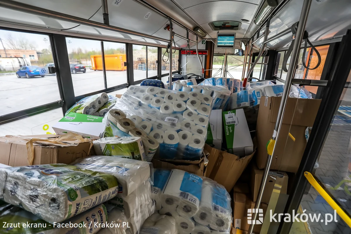 12-metrowy autobus Solaris wypełniony pieluchami, żywnością dla dzieci, środkami czystości, środkami higienicznymi oraz wężami strażackimi i gaśnicami wyjedzie w czwartek z Krakowa w kierunku Chmielnickiego. To - liczące przed wojną - około 270 tysięcy mieszkańców ukraińskie miasto w zachodniej części kraju.