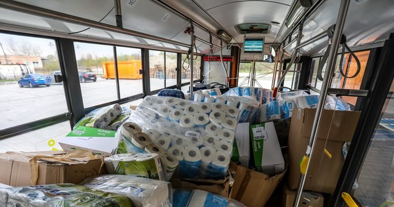 12-metrowy autobus Solaris wypełniony pieluchami, żywnością dla dzieci, środkami czystości, środkami higienicznymi oraz wężami strażackimi i gaśnicami wyjedzie w czwartek z Krakowa w kierunku Chmielnickiego. To - liczące przed wojną - około 270 tysięcy mieszkańców ukraińskie miasto w zachodniej części kraju.