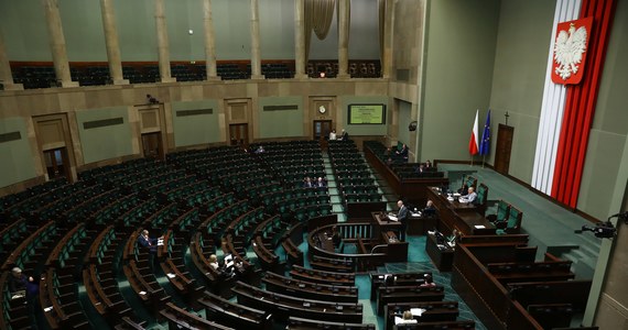 Gdyby wybory odbywały się w najbliższą niedzielę, na PiS głos oddałoby 34,7 proc. badanych, na KO - 27 proc., na Polskę 2050 - 9,1 proc., na Lewicę - 8,6 proc., PSL-KP 5 proc. - wynika z sondażu IBRiS dla Onet.pl. Zgodnie z sondażem, nie przekroczyłaby progu wyborczego Konfederacja, na którą zagłosowałoby 4,5 proc. respondentów.