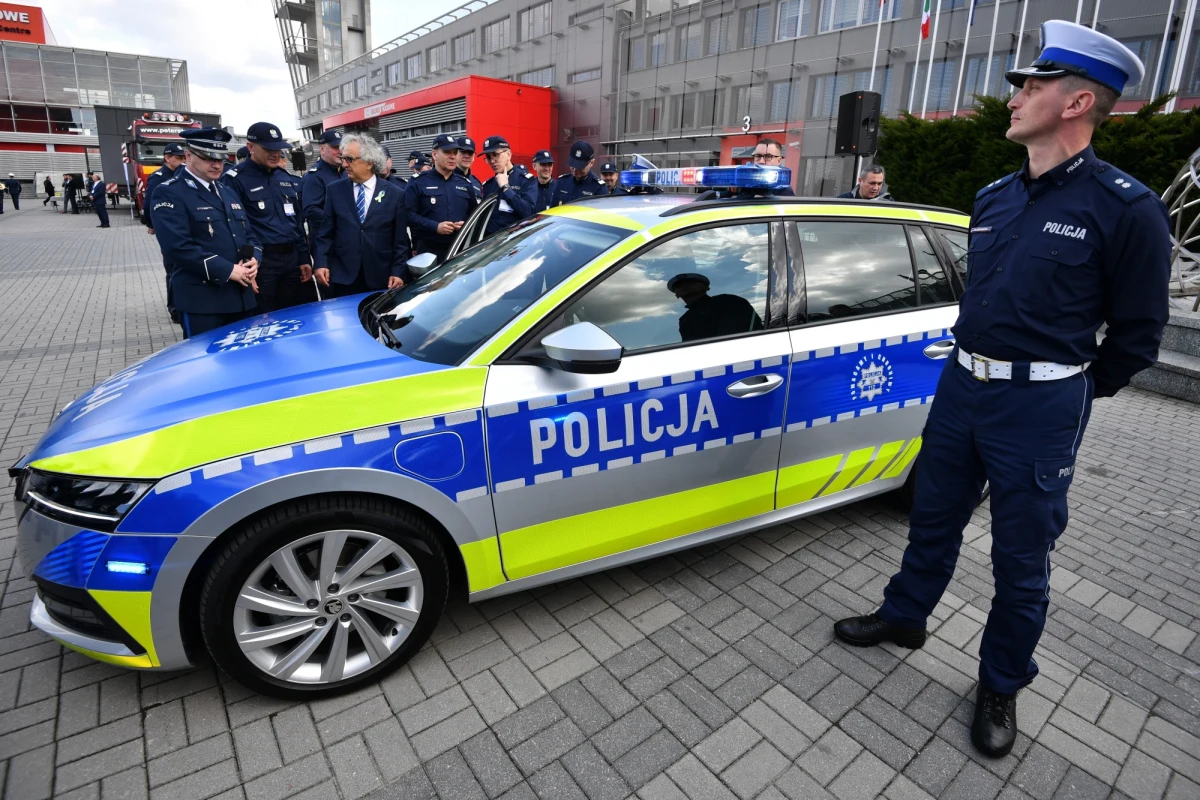 Komenda Główna Policji zaprezentowała nowe oznakowanie samochodów. Radiowozy mają być bardziej widoczne, lepiej oświetlone i uzupełnione dodatkowymi elementami graficznymi.