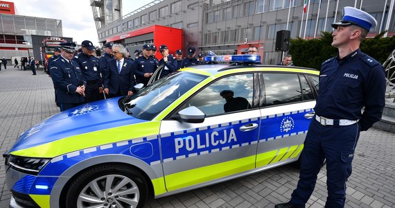 Komenda Główna Policji zaprezentowała nowe oznakowanie samochodów. Radiowozy mają być bardziej widoczne, lepiej oświetlone i uzupełnione dodatkowymi elementami graficznymi.