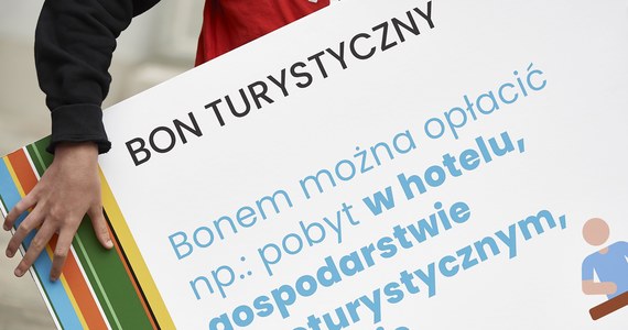 Około 3,3 mln osób aktywowało już bony turystyczne w sumie na blisko 3 mld złotych. Bon jest ważny do końca września 2022 r. i nie podlega wymianie na gotówkę ani na inne środki płatnicze.