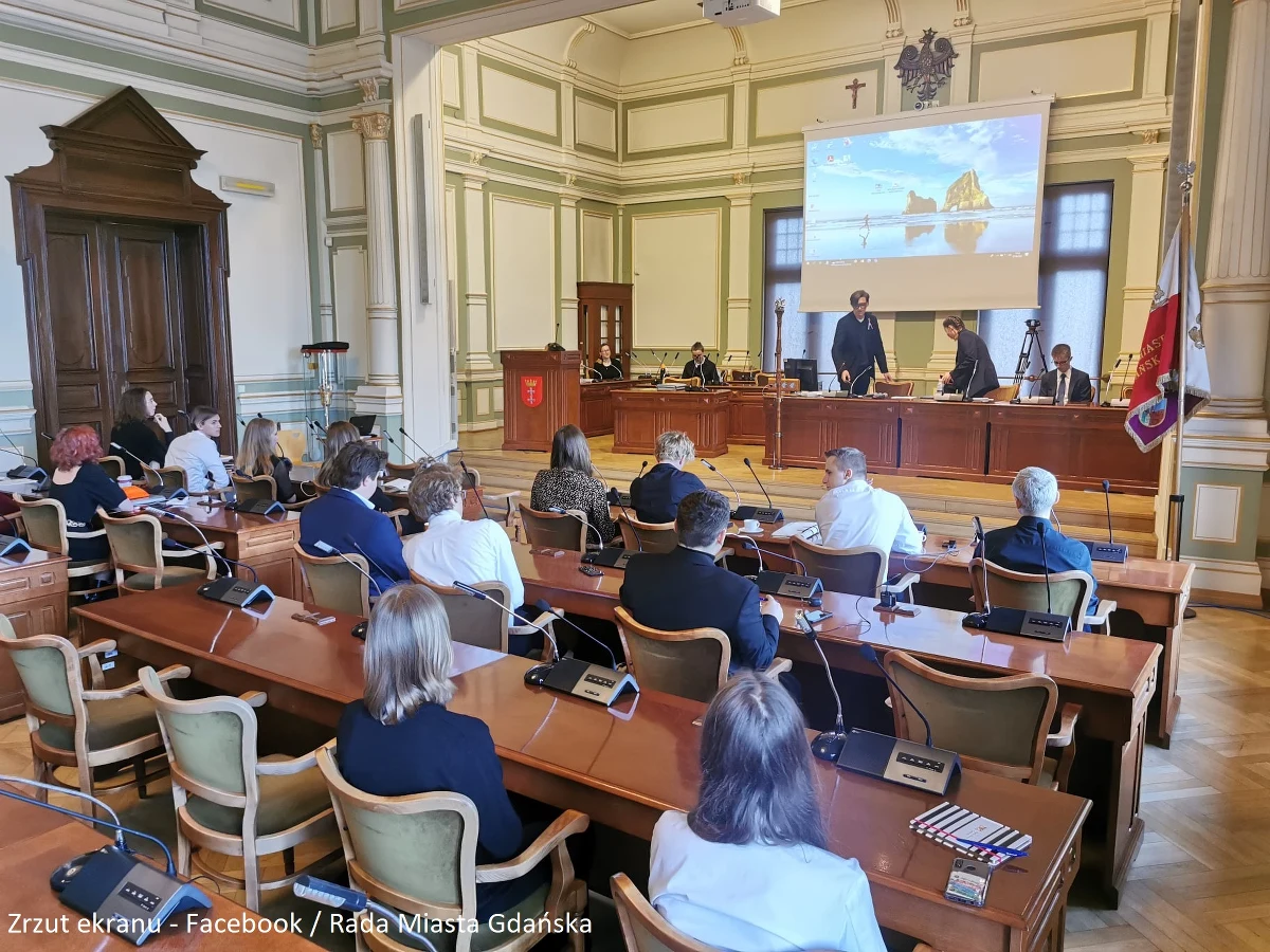 Skwer u zbiegu ulic Partyzantów i Matki Polki w Gdańsku otrzymał imię Bohaterskiego Mariupola. Tak, jednogłośnie, zdecydowali gdańscy radni. Z propozycją nadania nazwy wystąpił podczas jednej z marcowych sesji mer tego miasta Wadym Bojczenko.