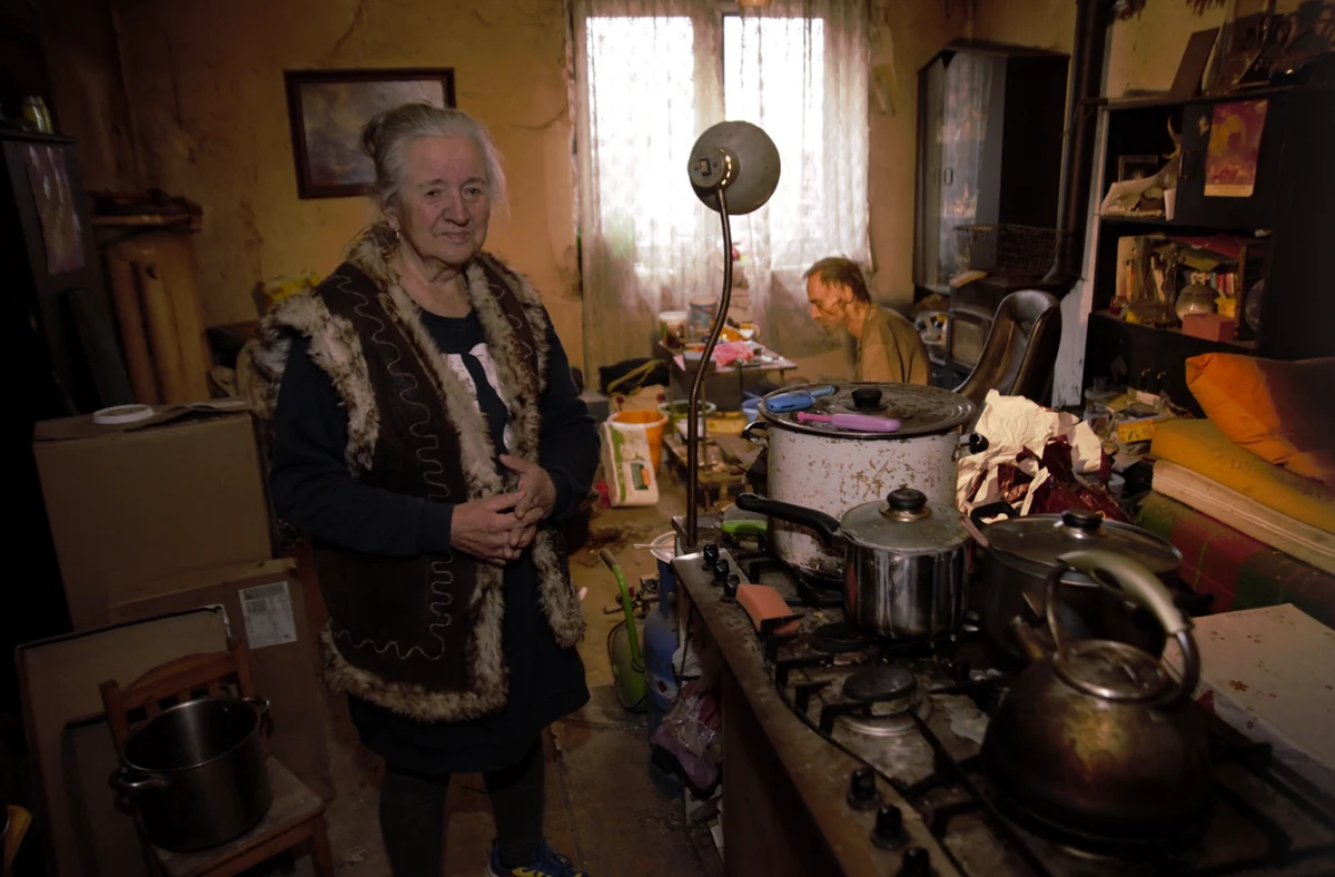 Domy chorują równocześnie ze swoimi mieszkańcami. Gdy pan Sławomir i jego żona poważnie podupadli na zdrowiu, ich dom popadał w totalną ruinę, aż zawalił się dach. Starszym i schorowanym ludziom zawalił się cały świat – to nie jest metafora. Do domu wdarła się wilgoć i grzyb. Teraz dwuosobowa rodzina żyje w "warunkach niegodnych człowieka" - ocenił wolontariusz Szlachetnej Paczki. 