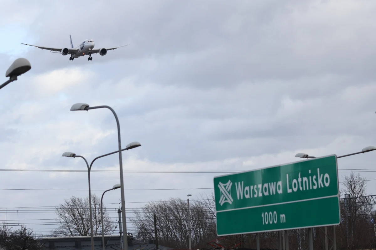 Jest porozumienie Polskiej Agencji Żeglugi Powietrznej z przedstawicielami Związku Zawodowego Kontrolerów Ruchu Lotniczego. Negocjacje trwały od kilku tygodni. Związkowcy reprezentujący kontrolerów poinformowali w czwartek około południa, że poszli na daleko idące ustępstwa. "Udało nam się dojść do porozumienia, ale to nie jest koniec" - zaznaczyli. 
