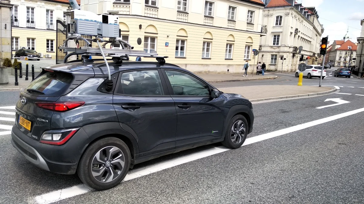 Stołeczni drogowcy będą skanowali miejskie arterie - informuje reporter RMF MAXXX Przemysław Mzyk. W ramach pilotażu, samochód ze specjalnym zestawem kamer na dachu, przygotuje bardzo dokładny obraz ulicy. Dzięki temu będzie można szybko zlokalizować dziurę w jezdni czy zasłonięte znaki.