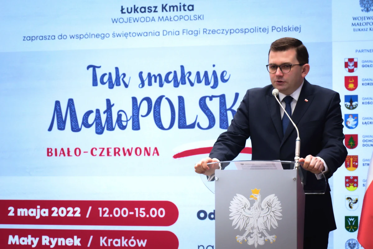 W tym roku przypada 231. rocznica uchwalenia przez Sejm Czteroletni pierwszej w Europie i drugiej na świecie Konstytucji 3 Maja. Dzień wcześniej obchodzone jest także Święto Flagi Rzeczypospolitej Polskiej. Wojewoda małopolski Łukasz Kmita serdecznie zaprasza na uroczystości i wydarzenia, które odbędą się w Krakowie 2 i 3 maja.