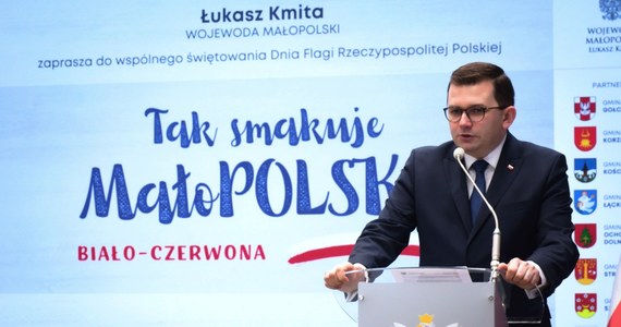 W tym roku przypada 231. rocznica uchwalenia przez Sejm Czteroletni pierwszej w Europie i drugiej na świecie Konstytucji 3 Maja. Dzień wcześniej obchodzone jest także Święto Flagi Rzeczypospolitej Polskiej. Wojewoda małopolski Łukasz Kmita serdecznie zaprasza na uroczystości i wydarzenia, które odbędą się w Krakowie 2 i 3 maja.