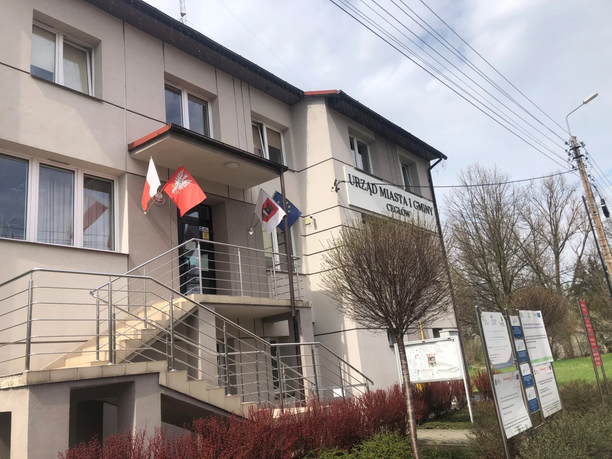 "Dziś kuchnia szkolna nie ma na czym ugotować posiłków dla dzieci, więc czekamy szybko na decyzje" - mówi zastępca burmistrza Cegłowa, Dariusz Uchman. Gmina jest jedną z kilkunastu w Polsce, które były zaopatrywane w gaz przez firmę Novatek Green Energy Sp. z o.o. z siedzibą w Krakowie. Jest to spółka zależna w grupie kapitałowej Novatek, kontrolowanej przez rosyjski koncern OAO Novatek, drugiego największego producenta gazu ziemnego w Rosji. I jedna z kilkudziesięciu podmiotów objętych sankcjami w związku z inwazją Rosji na Ukrainę. Listę tę dwa dni temu przedstawił szef MSWiA Mariusz Kamiński.