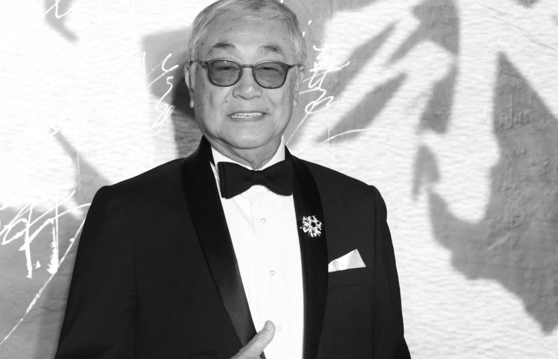 Pochodzący z Hongkongu aktor, Kenneth Tsang, który ma na swoim koncie role m.in. w "Śmierć nadejdzie jutro", "Wyznaniach gejszy" i "Godzinach szczytu 2" zmarł w wieku 87 lat. Znaleziono go martwego w hotelu, gdzie odbywał obowiązkową kwarantannę. Przyczyna jego śmierci nie jest znana.