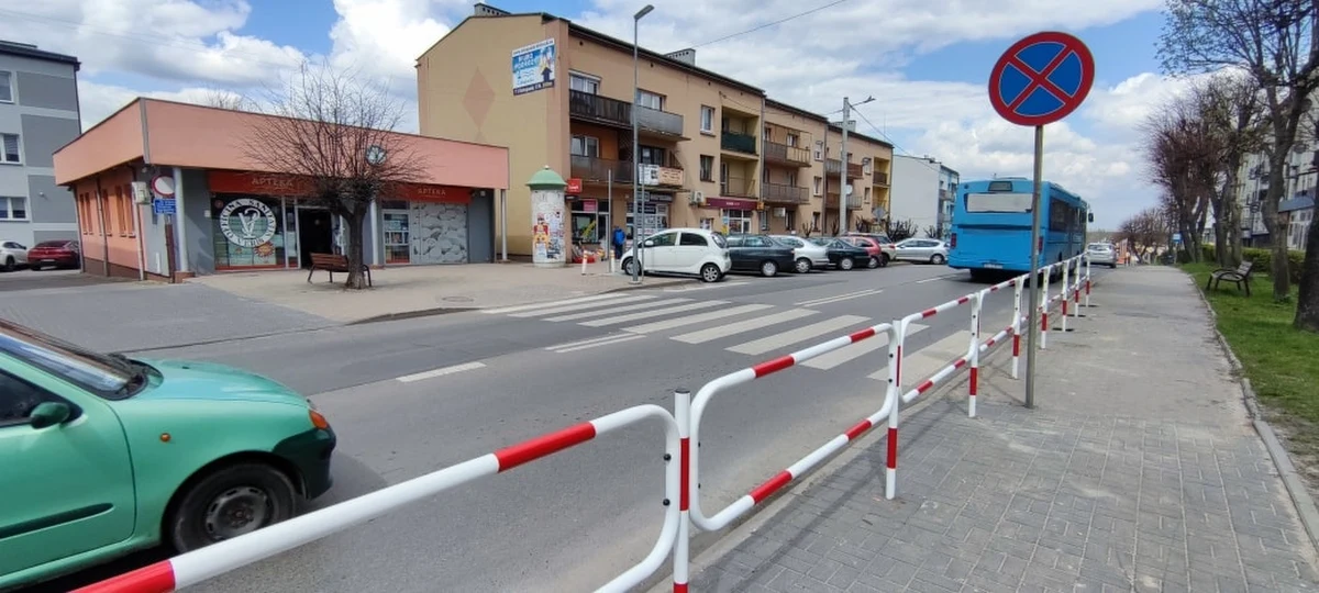 Spór o przejście dla pieszych. Starosta kłobucki Henryk Kiepura interweniuje w sprawie próby likwidacji przejścia dla pieszych przy ul. 11 Listopada w Kłobucku (woj. śląskie). Administrujący jezdnią Zarząd Dróg Wojewódzkich zlecił już likwidację "pasów" w tym miejscu. Sprawą zajęła się firma zewnętrzna, jednak - najprawdopodobniej - pomyliła kolejność. Zamiast usunąć pasy z jezdni, a później ustawić barierki, najpierw zagrodzili przejście dla pieszych.