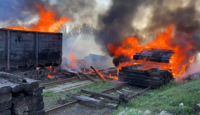 Wojna w Ukrainie: Pożar na torach kolejowych po ostrzale w obwodzie donieckim