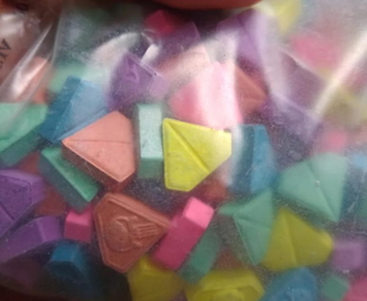 Prawie 4,5 kg amfetaminy i marihuany nie trafi na rynek. Częstochowscy policjanci zatrzymali czterech mężczyzn i przejęli znaczną ilość narkotyków, także ponad 400 tabletek ekstazy, LSD, mefedron i metamfetaminę.

