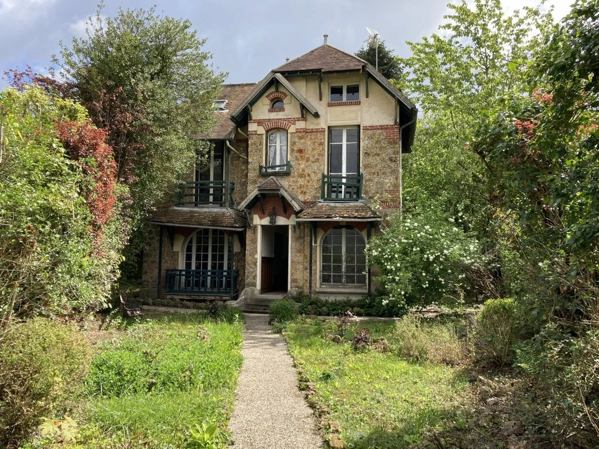 Zakup domu Marii Skłodowskiej-Curie w Saint-Remy-les-Chevreuse pod Paryżem został już oficjalnie sfinalizowany przez polski rząd - dowiedział się korespondent RMF FM we Francji Marek Gładysz. Według miejscowej agencji handlu nieruchomościami Stephane Plaza Immobilier, która pośredniczyła w transakcji, prace remontowe wewnątrz zabytku mają się rozpocząć w tym roku.