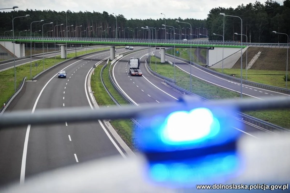 49-latek mając blisko 2,5 promila alkoholu w organizmie jechał dolnośląskim odcinkiem autostrady A4. Najechał na tył poprzedzającego go pojazdu. Na szczęście nikt w tym zdarzeniu nie odniósł obrażeń - informuje policja. Mężczyźnie może teraz grozić kara 2 lat więzienia.