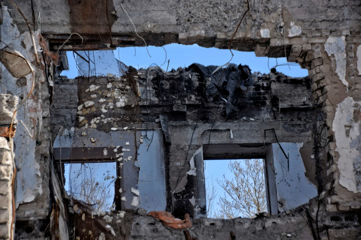 Rosyjscy oficerowie zaczęli rozstrzeliwać swoich żołnierzy, żeby zmusić swoje siły do atakowania Ukrainy - pisze w czwartek Służba Bezpieczeństwa Ukrainy (SBU). Jak dodaje, świadczy o tym korespondencja dowódcy rosyjskiego pułku, który walczy pod Iziumem w obwodzie charkowskim.