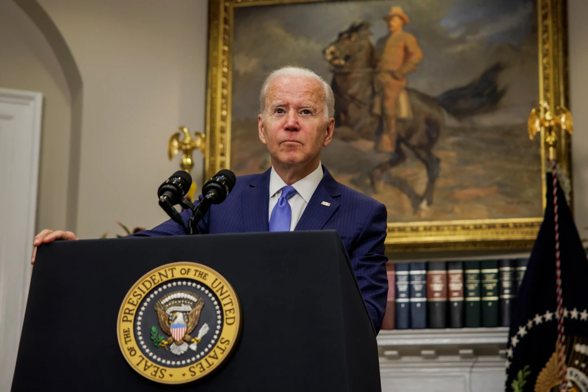 Prezydent USA Joe Biden powiedział w czwartek, że poprosił Kongres o 33 mld dolarów pomocy dla Ukrainy. „Pomoc dla tego kraju jest droga, ale ma fundamentalne znaczenie, bo ugięcie się wobec rosyjskiej agresji byłoby bardziej kosztowne” - podkreślił. Odniósł się też do wstrzymania przez Rosję dostaw gazu do Polski i Bułgarii, zapewniając, że USA nie pozwolą Moskwie na zastraszanie krajów europejskich za pomocą surowców energetycznych.
