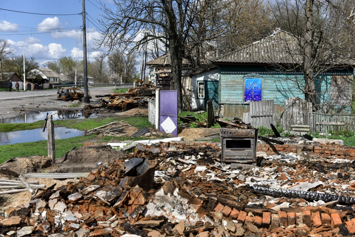 Kolejny dzień wojny na Ukrainie i kolejne tragiczne doniesienia. Trwają walki o Mariupol - minionej nocy na to portowe miasto przypuszczono zmasowane ataki lotnicze. Z powodu coraz wyższej temperatury powietrza i wielu martwych ciał pod gruzami budynków - grozi tam wybuch epidemii. Pentagon jednak informuje, że są oznaki, iż część sił rosyjskich opuszcza Mariupol. Atak lotniczy przypuszczono w czwartek na miasteczko Nju-Jork w obwodzie donieckim. Są ofiary śmiertelne. Dwie osoby zginęły, a siedem zostało rannych wyniku rosyjskiego ostrzału w miejscowości Pokotyliwka w obwodzie charkowskim. Silne eksplozje było słychać późnym popołudniem w Odessie i w Kijowie. Rosjanie atakują stolicę Ukrainy w dniu, gdy wizytę w Kijowie składał sekretarz generalny ONZ Antonio Guterres. Dużą finansową pomoc dla Ukrainy zapowiedział prezydent USA Joe Biden. Z Władimirem Putinem rozmawiał w czwartek prezydent Turcji. Recep Tayyip Erdogan namawiał rosyjskiego dyktatora do przyspieszenia rozmów pokojowych z Ukrainą. Oto najważniejsze informacje 64. dnia inwazji. 