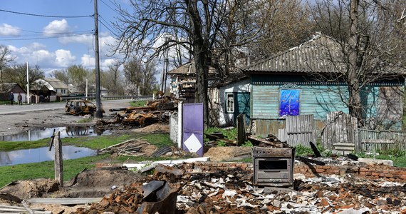 Kolejny dzień wojny na Ukrainie i kolejne tragiczne doniesienia. Trwają walki o Mariupol - minionej nocy na to portowe miasto przypuszczono zmasowane ataki lotnicze. Z powodu coraz wyższej temperatury powietrza i wielu martwych ciał pod gruzami budynków - grozi tam wybuch epidemii. Pentagon jednak informuje, że są oznaki, iż część sił rosyjskich opuszcza Mariupol. Atak lotniczy przypuszczono w czwartek na miasteczko Nju-Jork w obwodzie donieckim. Są ofiary śmiertelne. Dwie osoby zginęły, a siedem zostało rannych wyniku rosyjskiego ostrzału w miejscowości Pokotyliwka w obwodzie charkowskim. Silne eksplozje było słychać późnym popołudniem w Odessie i w Kijowie. Rosjanie atakują stolicę Ukrainy w dniu, gdy wizytę w Kijowie składał sekretarz generalny ONZ Antonio Guterres. Dużą finansową pomoc dla Ukrainy zapowiedział prezydent USA Joe Biden. Z Władimirem Putinem rozmawiał w czwartek prezydent Turcji. Recep Tayyip Erdogan namawiał rosyjskiego dyktatora do przyspieszenia rozmów pokojowych z Ukrainą. Oto najważniejsze informacje 64. dnia inwazji. 