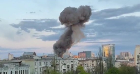 Rosjanie ostrzelali pociskami Kijów – przekazuje portal Ukrinform. Rakiety spadły na dzielnicę szewczenkowską.