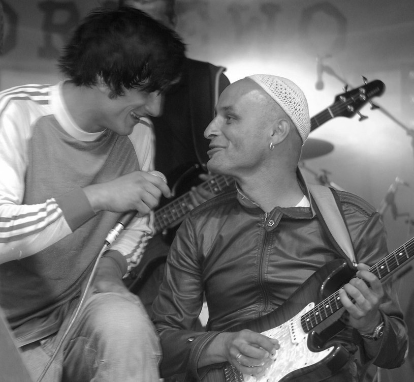 Grupa Kombajn do Zbierania Kur po Wioskach przekazała informację o śmierci swojego założyciela. Tomasz Brażewicz-Dosiółko grał na gitarze w tej formacji w latach 2001-2009.