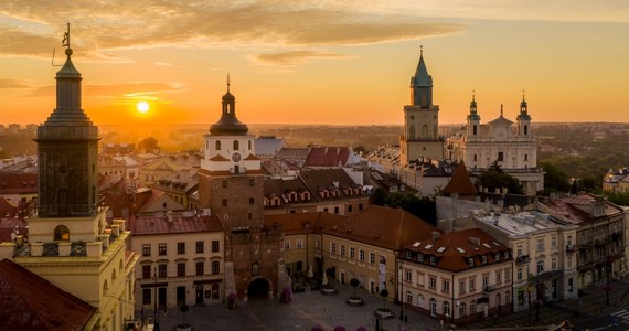 Miasto Lublin podpisze umowę partnerską z ukraińskim Charkowem – taką uchwałę podjęli jednogłośnie miejscy radni. Do końca czerwca przedłużono też bezpłatną komunikację miejską dla obywateli Ukrainy. Z kolei do końca maja będą mogli oni za darmo korzystać z miejskich parkingów.